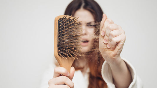 ماسبب تساقط الشعر بكثرة